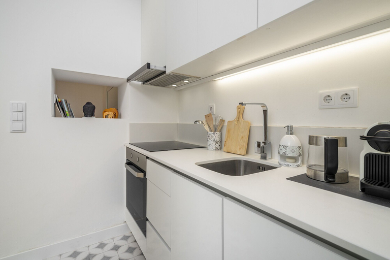 Others 3, Chic 1-Bed W/ Patio Perfect To Explore Lisbon, Lisbon
