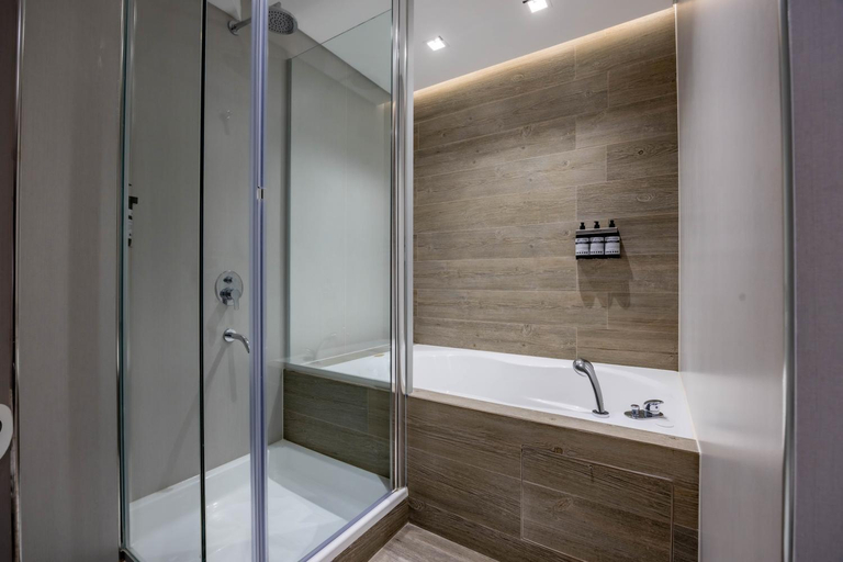 Bathroom 5, New Seaboard, La Costa