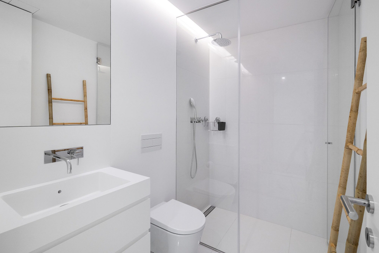 Bathroom 3, History and Comfort Luxurious Living in Benfica, Lisbon