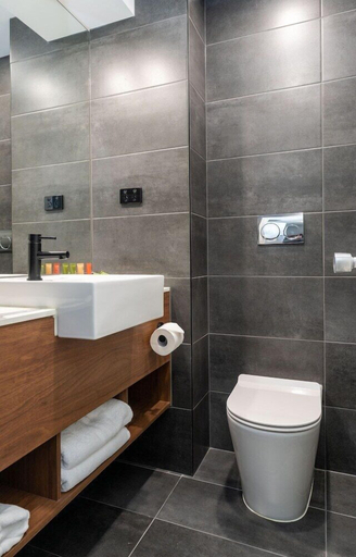 Bathroom 18