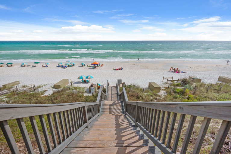 Room 2, Beach House w Private Pool Near Shops Dining, Walton