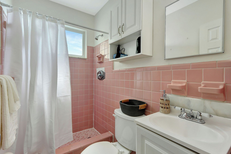 Bathroom 3, Dream Inn Hotel, Broward