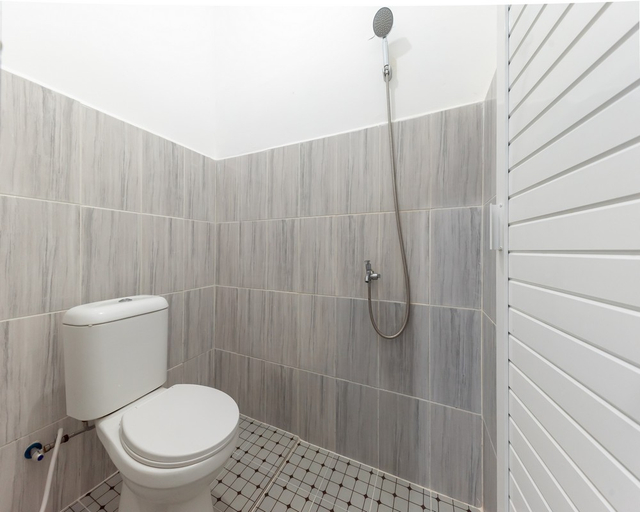 Bathroom 3, RedDoorz near Stasiun Pematangsiantar, Pematangsiantar