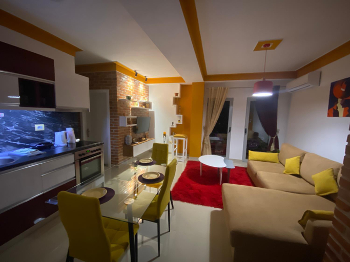 Others 5, Your Apartment, Pogradecit