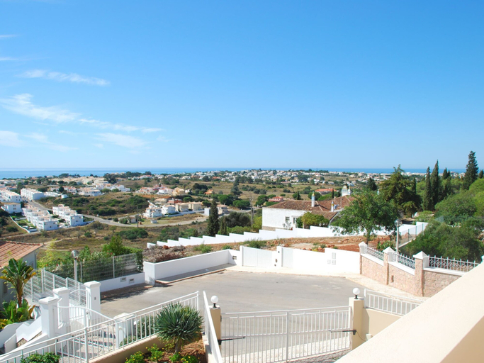 Others 4, Lavish Villa with Private Swimming Pool, Albufeira