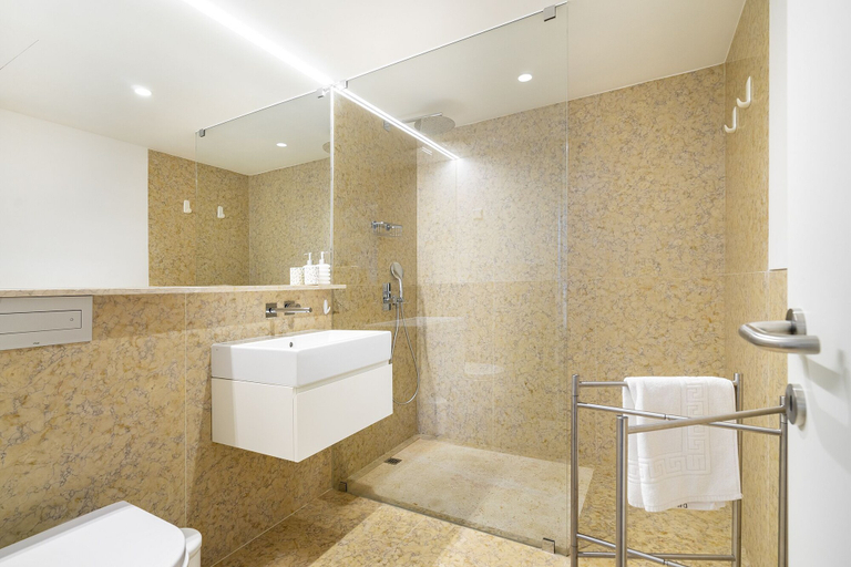 Bathroom 4, City View Penthouse Luxurious Living In Lisbon With Ac & Elevator, Lisbon