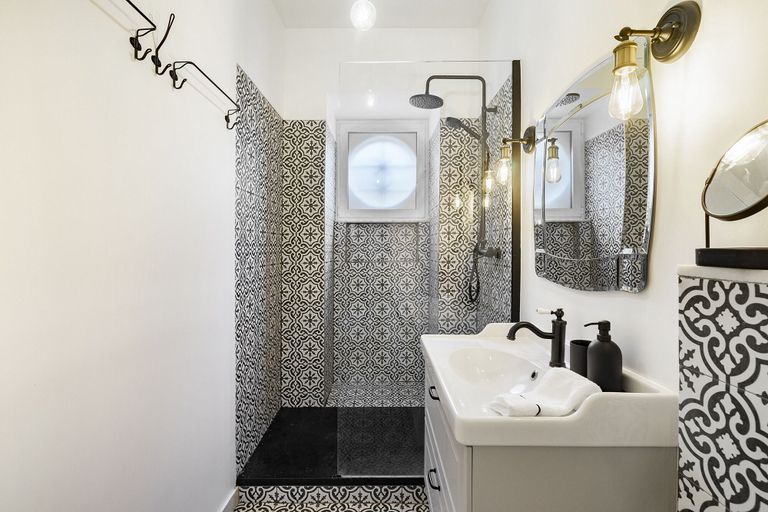 Bathroom, Premium Alfama 2-Br Great For Remote Workers & Digital Nomads, Lisbon