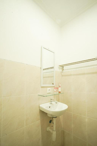 Bathroom 3, Hotel O Cibeureum Residence, Bandung