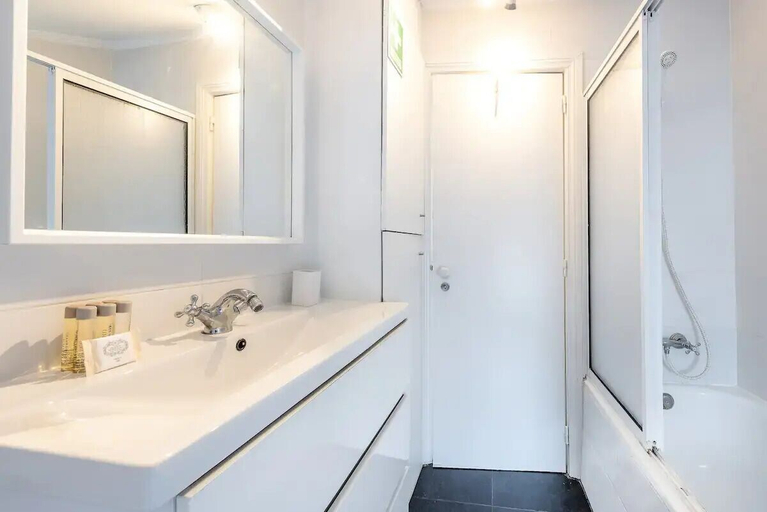 Bathroom, The Loft In Principe Real, Lisbon
