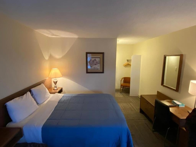 Bedroom 5, Houston Motor Inn, Bulkley-Nechako