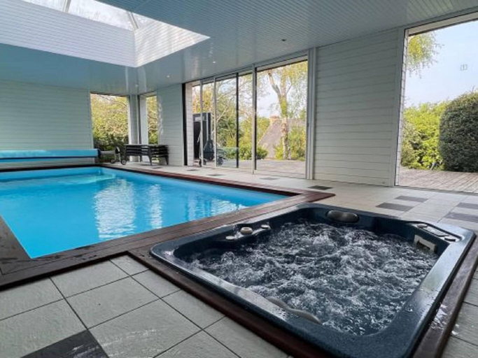 Pool 4, Pleasant Holiday Home With Garden, Morbihan