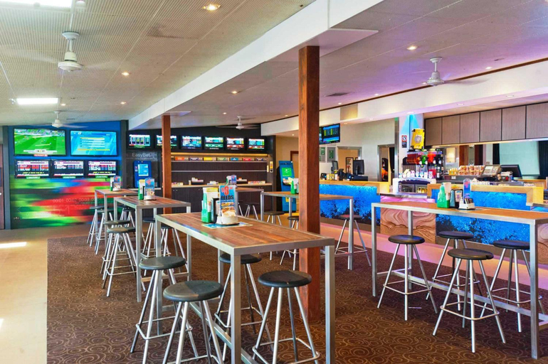 Food & Drinks 3, Hoey Moey Backpackers, Coffs Harbour - Pt A