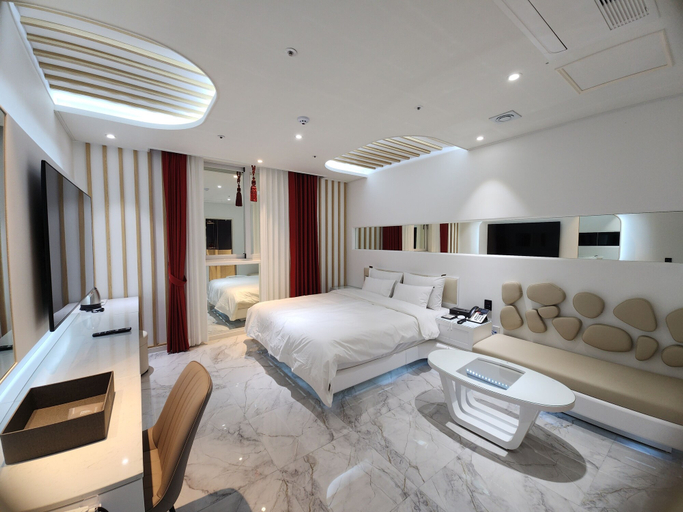 Bedroom 5, VIVID, Muan