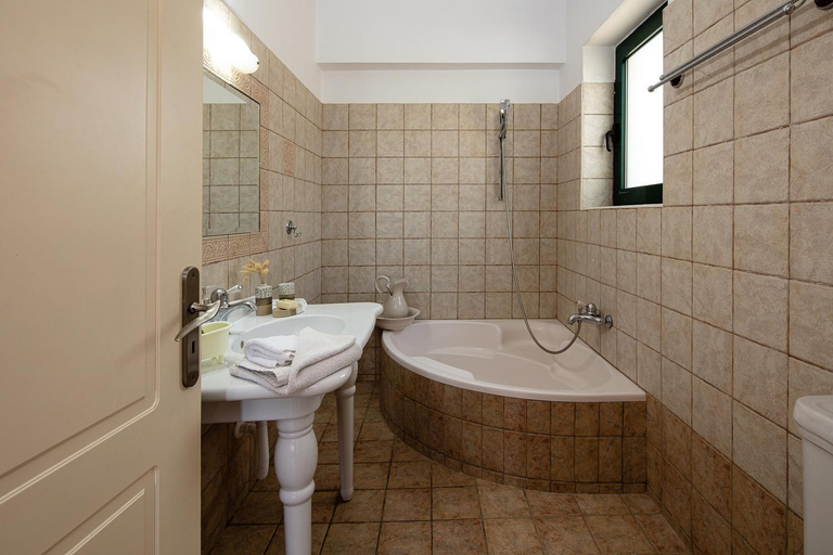 Bathroom 4, Superb villa,with amazing seaviews & huge pool!, Crete
