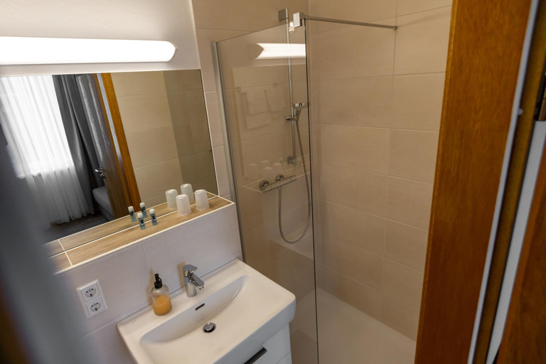 Bedroom 3, Hotel Frohlich-Hoche, Northeim