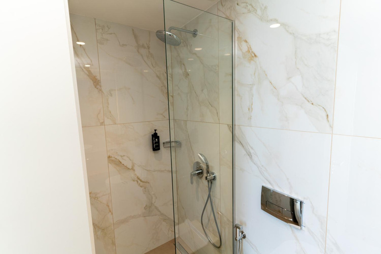 Bathroom 3, Titania Hotel, Sarandës