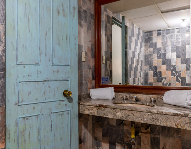 Bathroom 5, Hotel Florida, Centro Histórico, Mexico City