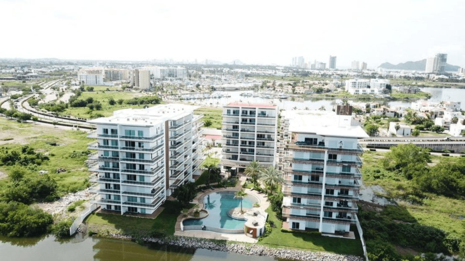 Exterior & Views