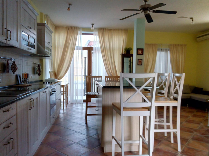 Others 5, Villa California