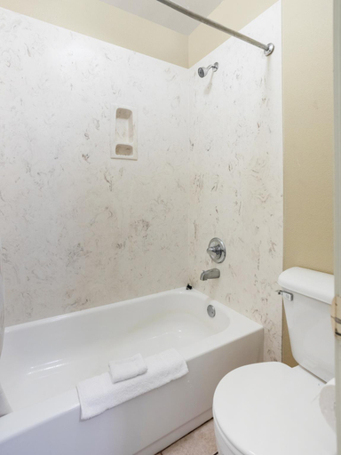Bathroom 3, OYO Hotel Jacksboro TX - Fort Richardson, Jack