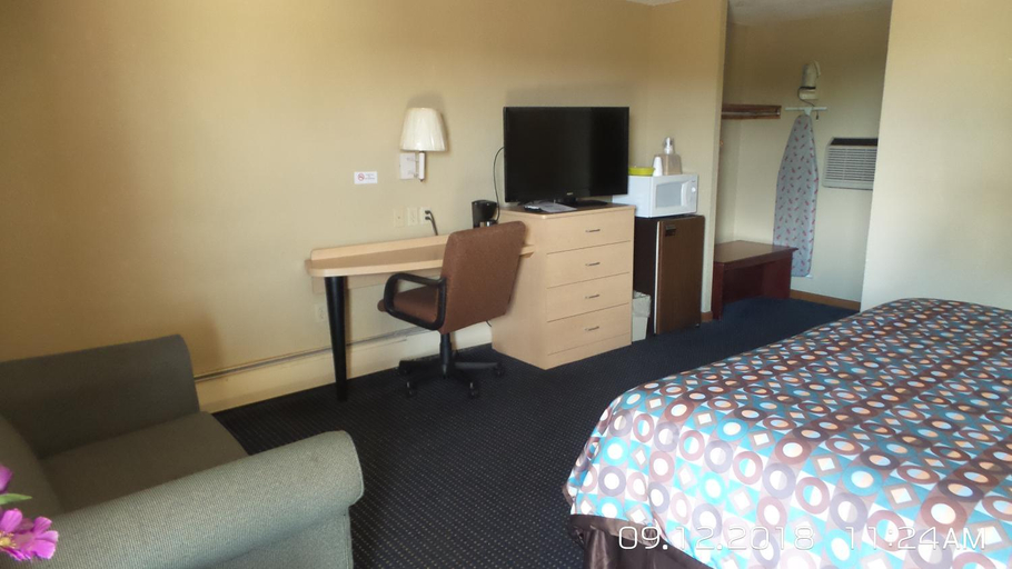 Bedroom 2, Rivers EDGE MOTEL, Pike