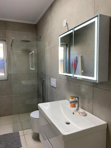 Bathroom 4, Bright & Cozy Room with Balcony, Skraparit