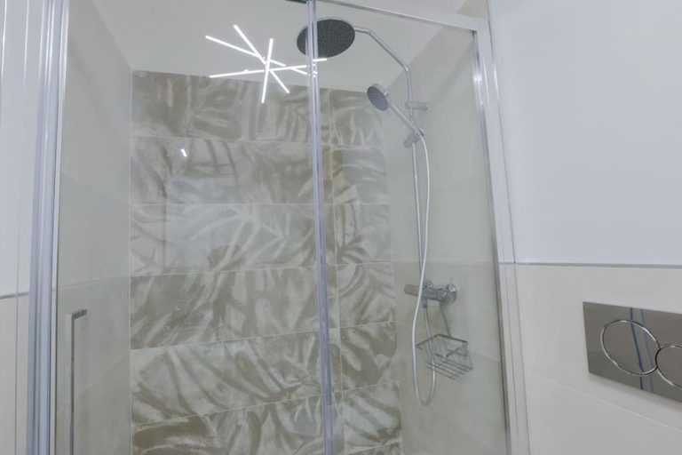Shower 4, [*ViLLA GiUSTi LiBERTY HOME*] SPA BBQ Wifi Parking, Lucca