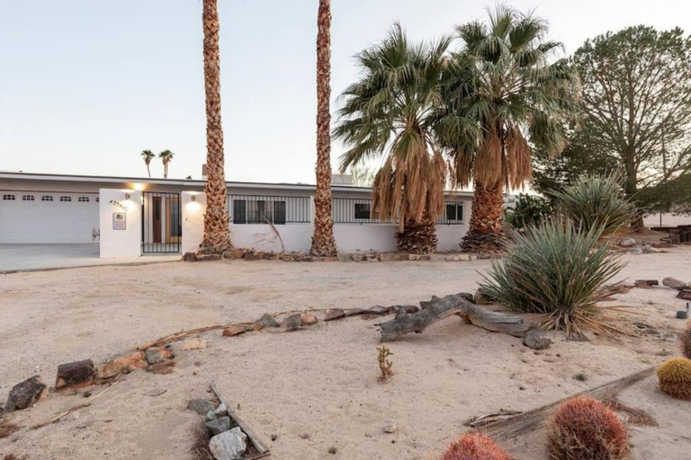 8min To Joshua Tree National Park . Spa . Firepit . Star Gaze, San Bernardino