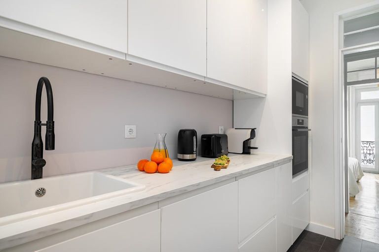 Others 3, Whome - Brand New Luxury 4-Bed with Riverside Views & AC, Lisbon