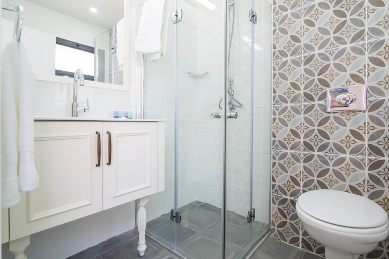 Bathroom 5, HaBaitBe Matityahu