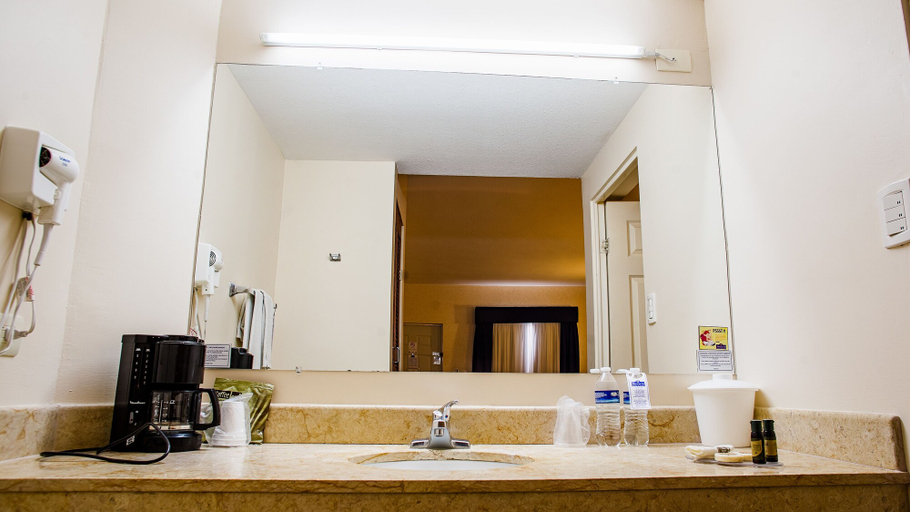 Bathroom 5, American Inn Hotel & Suites Delicias, Saucillo