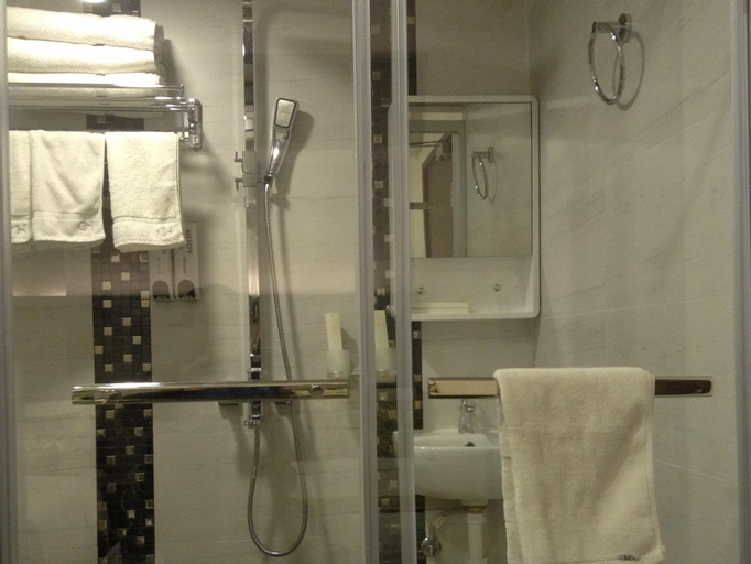 Bathroom 10