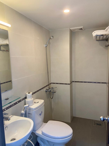 Bathroom 3, Jasmine Mini Hotel, Huế