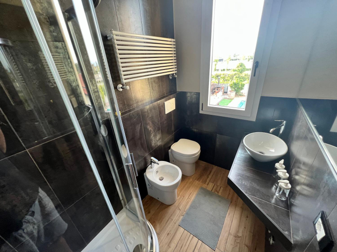 Bathroom 2, HomingPisa - Gemini Two - NEW (900 Reviews), Pisa