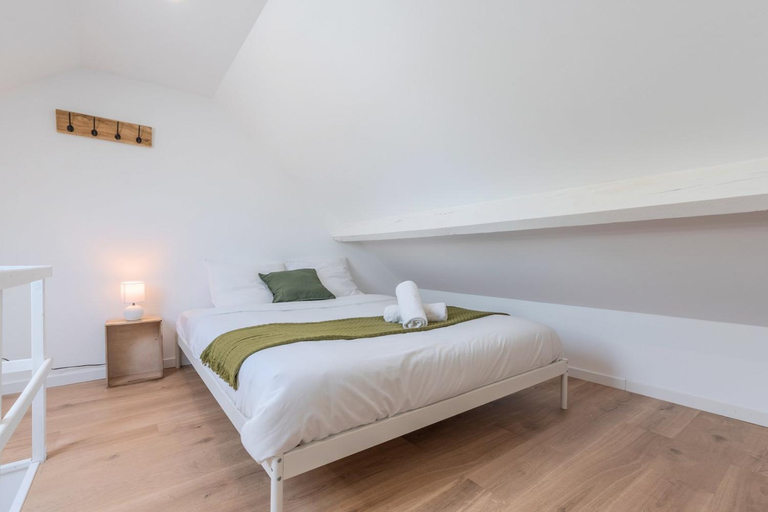 Others 3, Spacious house with 4 bedrooms & garden, near tram, Nord