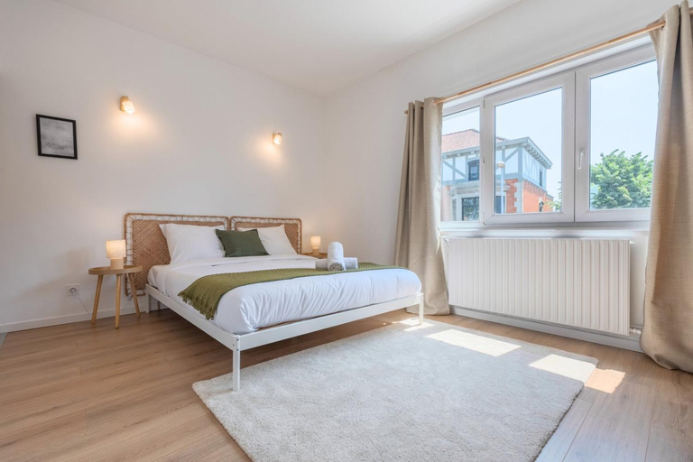 Others 5, Spacious house with 4 bedrooms & garden, near tram, Nord