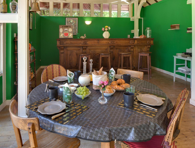 Food & Drinks 5, Chambres de charme avec piscine - Le Monde de Charlie - Proche Vichy, Allier