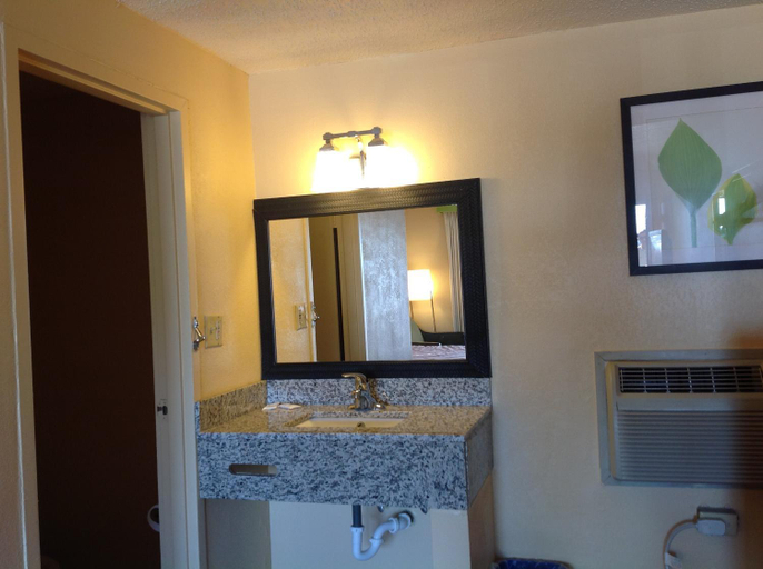 Bathroom 3, Diamond Inn and Suites, Richmond