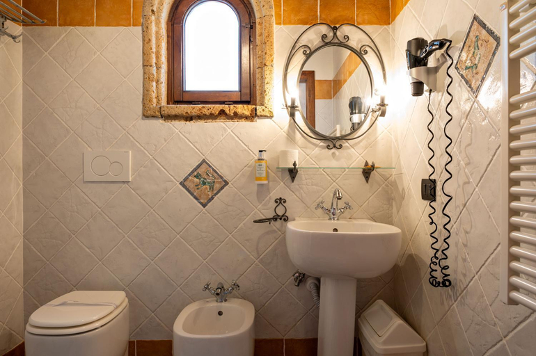 Bathroom 5, Castello dei Templari, Lucca