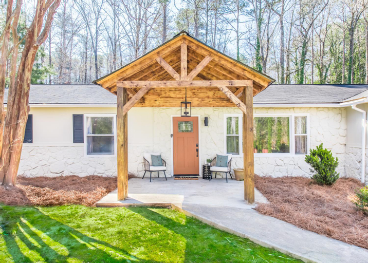Charming and Spacious Home Great for Group Getaway, Clayton