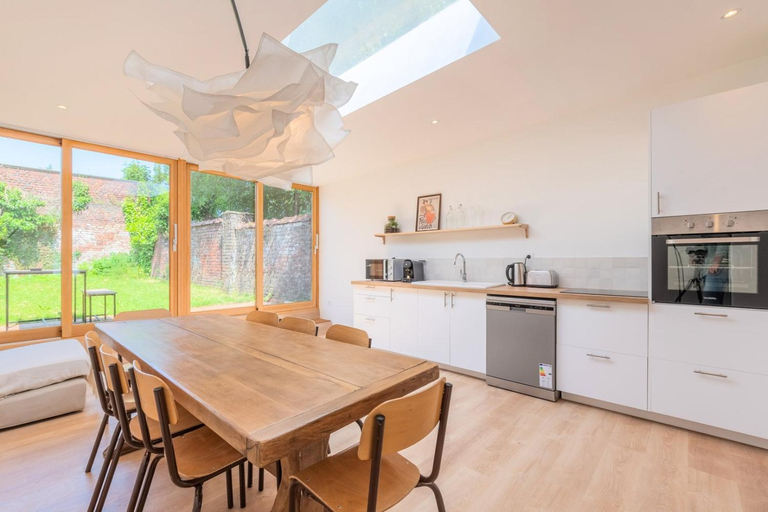 Others 2, Spacious house with 4 bedrooms & garden, near tram, Nord