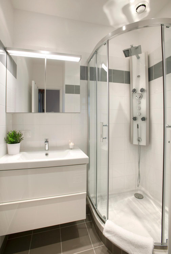 Shower 3, Sweet Home Paris Apartment, Paris
