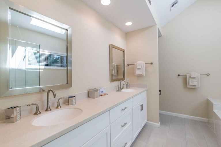Bathroom 3, Coral Reef Resort, Beaufort