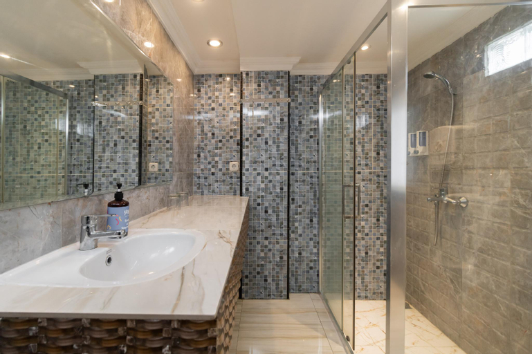 Bathroom 10