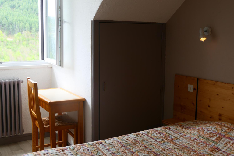 Bedroom 2, Hotel Des Rochers, Lozère