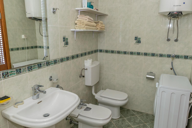 Bathroom 1, Apartment Qservice Petrovac