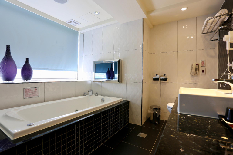Bathroom 5, V one vogue Hotel, Taipei City