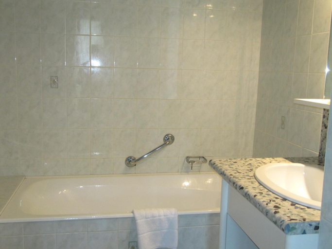 Bathroom 5, Hotel Des Rochers, Lozère