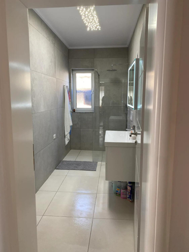 Bathroom 2, Bright & Cozy Room with Balcony, Skraparit