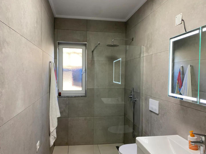 Bathroom 3, Bright & Cozy Room with Balcony, Skraparit